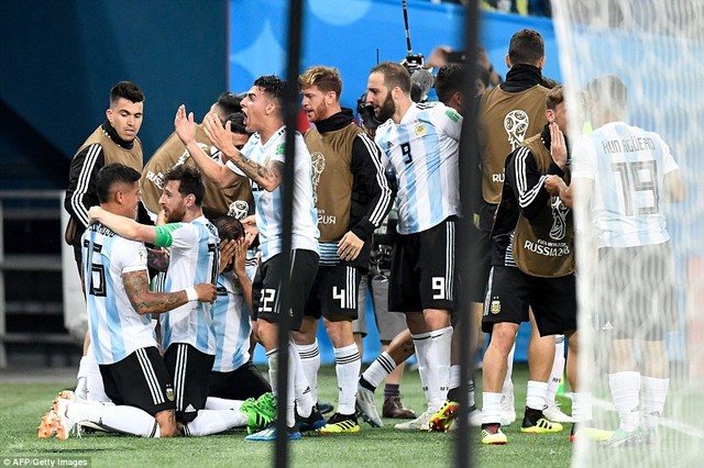 Nigeria 1-2 Argentina: Trọng tài không thổi phạt đền Marcos Rojo là đúng hay sai? ảnh 2