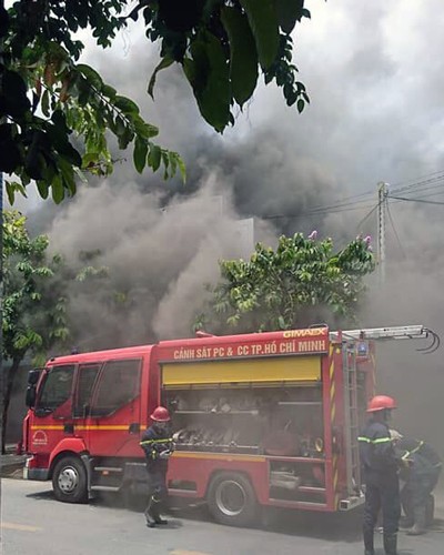 Tiệm karaoke ven Sài Gòn cháy ngùn ngụt ảnh 1