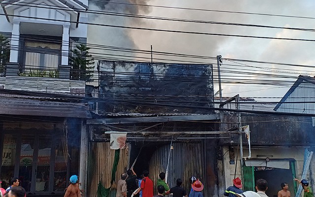 Cửa hàng điện tử ở miền Tây cháy ngùn ngụt ảnh 1