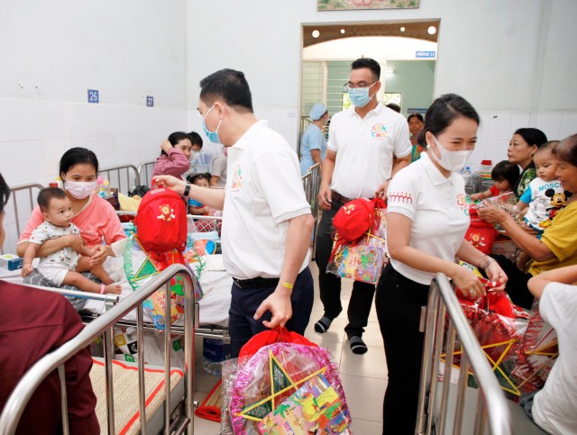 Generali và “Sinh Con, Sinh Cha” trao quà và sách cho 200 gia đình bệnh nhi có hoàn cảnh khó khăn tại Bệnh viện Nhi đồng 2 TP.HCM Generali và “Sinh Con, Sinh Cha” trao quà và sách cho 200 gia đình bệnh nhi có hoàn cảnh khó khăn tại Bệnh viện Nhi đồng 2 TP.HCM