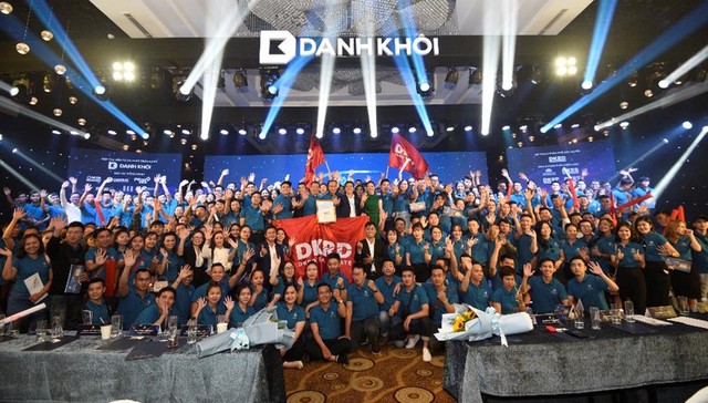 Tinh thần rực lửa của các “chiến binh” The Aston Luxury Residence đốt cháy sân khấu, hứa hẹn sự thành công sắp tới của dự án.