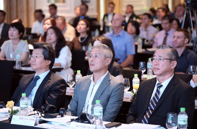 Đại diện cơ quan quản lý và doanh nghiệp tham dự Diễn đàn - Ảnh: Lê Toàn.