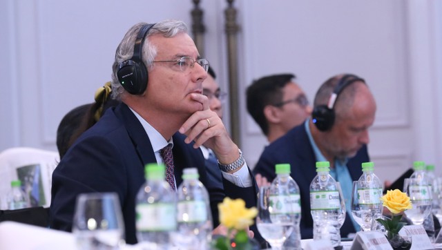 Các nhà đầu tư nước ngoài lắng nghe các diễn giả trao đổi trong phiên thảo luận thứ nhất - Ảnh: Lê Toàn.