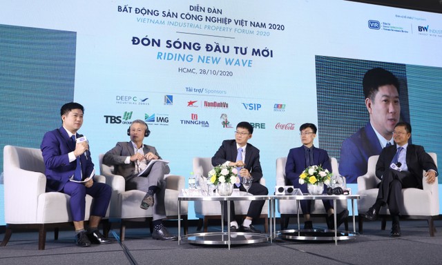 Các diễn giả trao đổi tại phiên thảo luận thứ nhất - Ảnh: Lê Toàn.