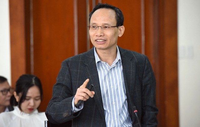 TS. Cấn Văn Lực trình bày tại Tọa đàm. Ảnh: Dũng Minh.