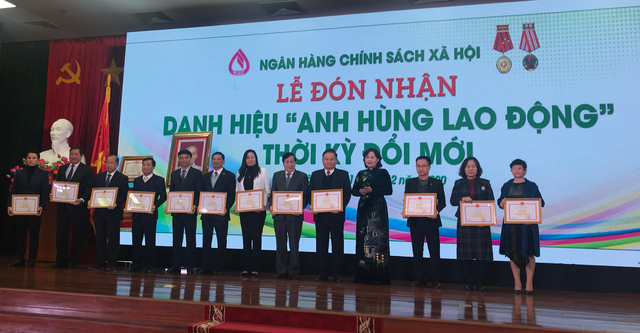 Thống đốc NHNN Việt Nam trao tặng Bằng khen cho các cán bộ