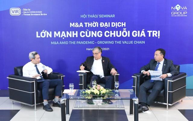 Ông Phan Đức Hiếu (ngoài cùng bên trái) trao đổi tại đầu cầu Hà Nội. Ảnh: Dũng Minh