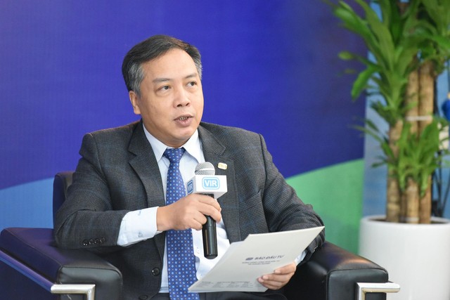 Ông Lê Trọng Minh, Tổng Biên tập Báo Đầu tư, điều phối phiên thảo luận 1 đặt câu hỏi cho các diễn giả. Ảnh: Dũng Minh