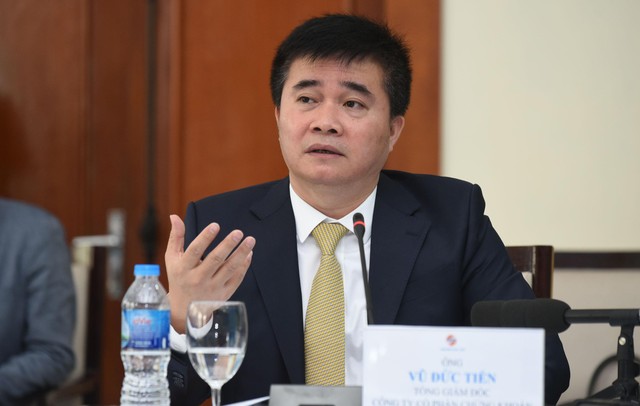Ông Vũ Đức Tiến, Tổng giám đốc SHS trao đổi tại Tọa đàm. Ảnh: Dũng Minh