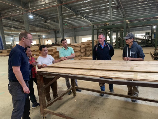 Ông Nguyễn Trí Thiện làm việc với đối tác Mỹ về sản phẩm ván tre ép nội thất.