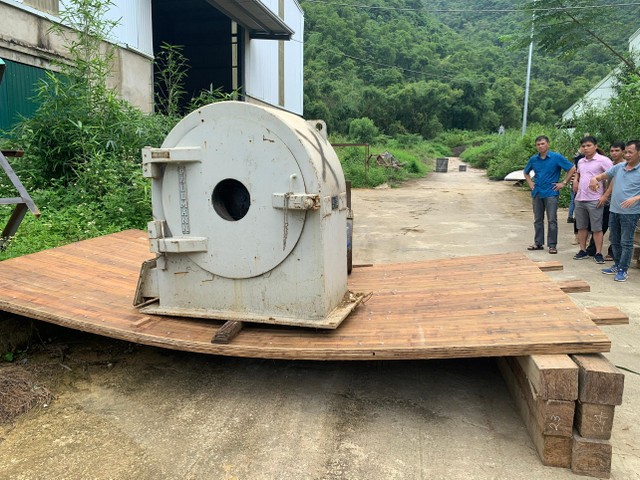 Ông Nguyễn Trí Thiện cùng đối tác Cananda test sản phẩm tấm lót đường tre