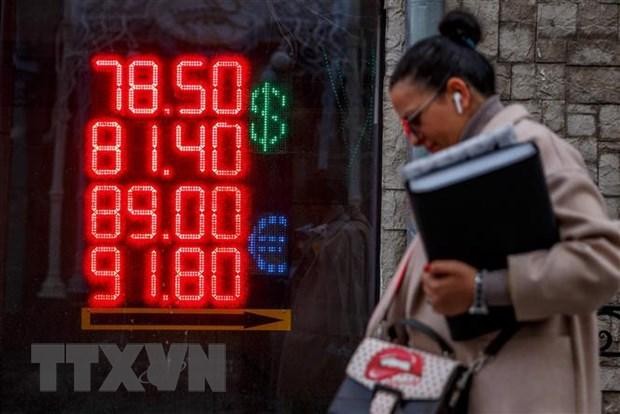 Bảng thông báo tỷ giá đồng ruble Nga và đồng USD, tại Moskva, ngày 22/2/2022.