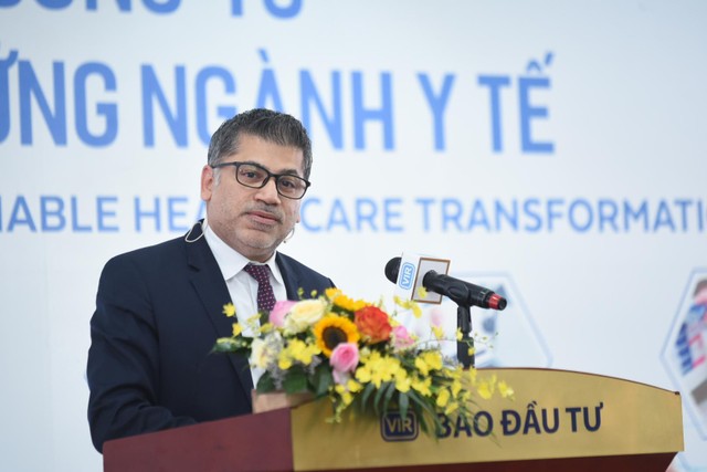 Ông Nitin Kapoor, Chủ tịch kiêm Tổng giám đốc, Công ty AstraZeneca Việt Nam trình bày tại Hội thảo. Ảnh: Dũng Minh