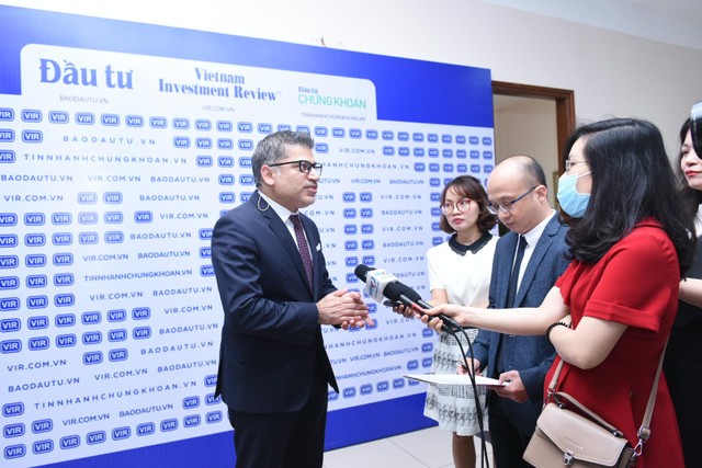 Ông Nitin Kapoor, Chủ tịch kiêm Tổng Giám đốc, Công ty AstraZeneca Việt Nam trả lời phóng vấn báo chí bên lề Hội thảo. Ảnh: Dũng Minh