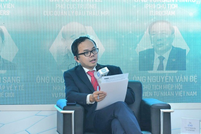 Ông Lê Nết, Luật sư Thành Viên, LNT &amp; Partners điều phối phiên thảo luận thứ nhất đặt câu hỏi gợi mở cho các diễn giả. Ảnh: Dũng Minh