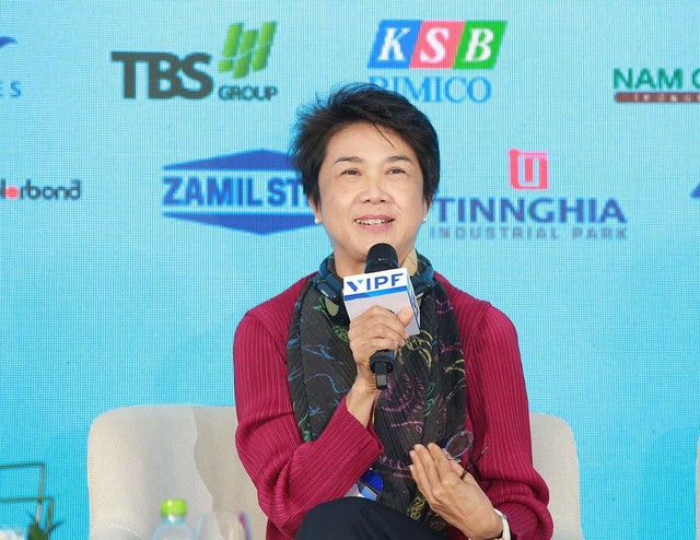 Bà Somhatai tham gia trao đổi tại phiên thảo luận “Kiến tạo hệ sinh thái khu công nghiệp" của Diễn đàn. (Ảnh: Lê Toàn)