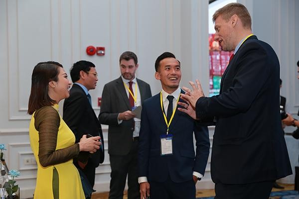 Các nhà đầu tư trao đổi trước khi Diễn đàn Bất động sản Công nghiệp Việt Nam 2022 khai mạc