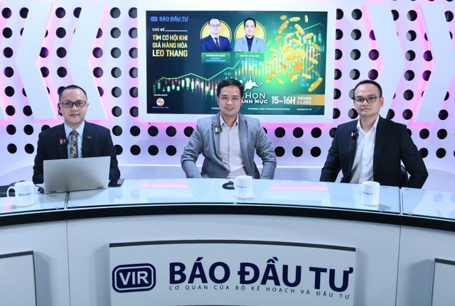 Các khách mời tham gia Talkshow Chọn danh mục kỳ 6 ngày 2/6: Ông Trần Thăng Long (giữa), Giám đốc Phân tích BSC và ông Dương Đức Quang, phó tổng giám đốc MXV.