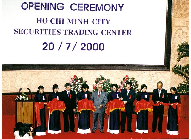 Thị trường chứng khoán Việt Nam khai trương là một dấu mốc lịch sử, chuyển đổi nền kinh tế từ bao cấp sang kinh tế thị trường
