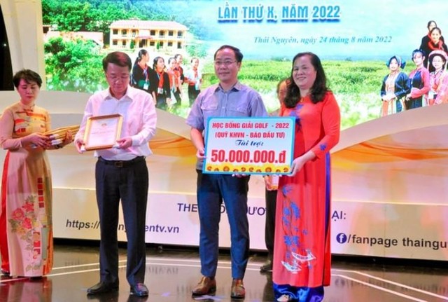 Ông Đặng Tuấn Khánh, Ủy viên Ban Biên tập Báo Đầu tư trao học bổng của Quỹ học bổng Swing for the Kids tại Chương trình