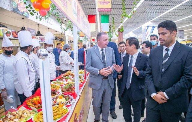 Các đại biểu nghe giới thiệu và thưởng thức ẩm thực Việt Nam được chế biến và phục vụ trực tiếp tại quầy Chef Live Cooking.