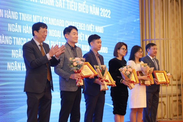 Ông Dương Văn Thanh, Tổng giám đốc VSD trao giải vinh danh các đơn vị của ngành quỹ.