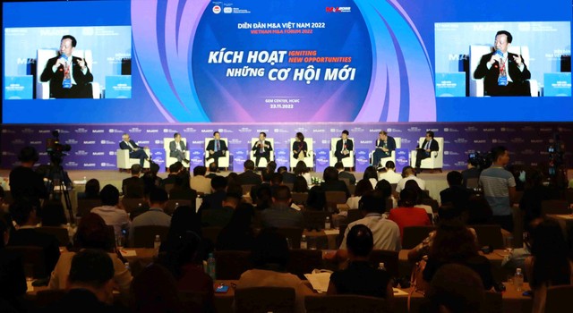 Các diễn giả tham gia thảo luận phiên 1. Ảnh: Lê Toàn