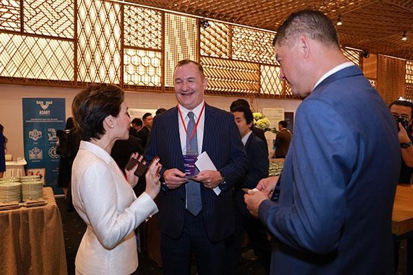 Lãnh đạo các doanh nghiệp trao đổi bên lề Diễn đàn. Ảnh: Lê Toàn