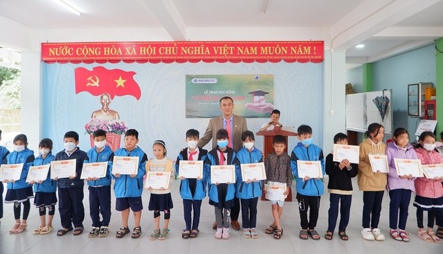 Ông Nguyễn Hữu Thiện, Giám đốc khu vực 2 miền Trung - Ngân hàng SeABank tại buổi trao học bổng. Ảnh: N.T