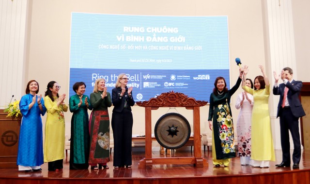 Bà Vũ Thị Chân Phương, Chủ tịch Ủy ban Chứng khoán Nhà nước đánh cồng mở đầu Chiến dịch “Rung chuông vì bình đẳng giới” ở đầu cầu HOSE. Ảnh: Lê Toàn