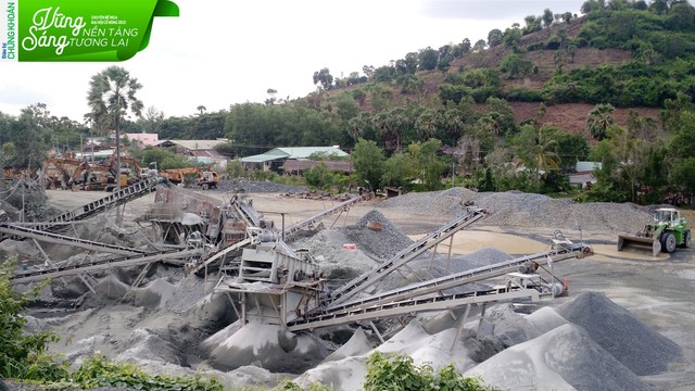 Khai thác đá trên công trường Antraco.