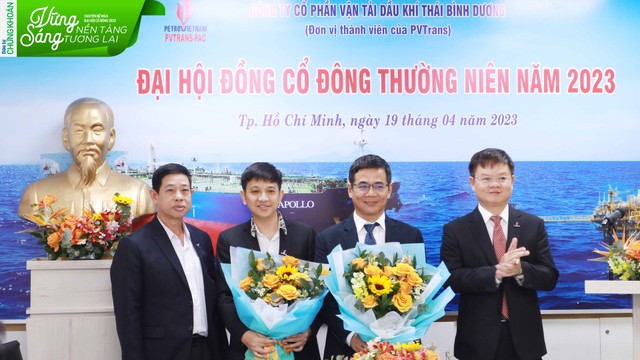 Ban lãnh đạo PV Trans Pacific chụp ảnh lưu niệm kết thúc ĐHĐCĐ thường niên năm 2023. Ảnh: Lê Toàn