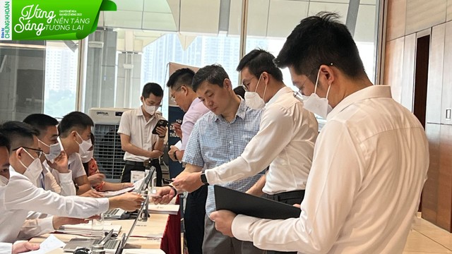 Các cổ đông làm thủ tục checkin bằng phần mềm