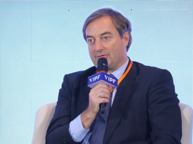 Ông Bruno Jaspaert, Tổng Giám đốc Tổ hợp KCN DEEP C trao đổi tại phiên thảo luận thứ nhất. Ảnh: Lê Toàn