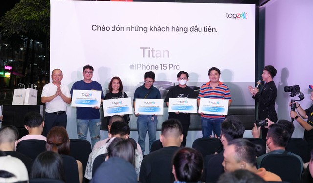 Những khách hàng đầu tiên được của TopZone sở hữu iPhone 15.