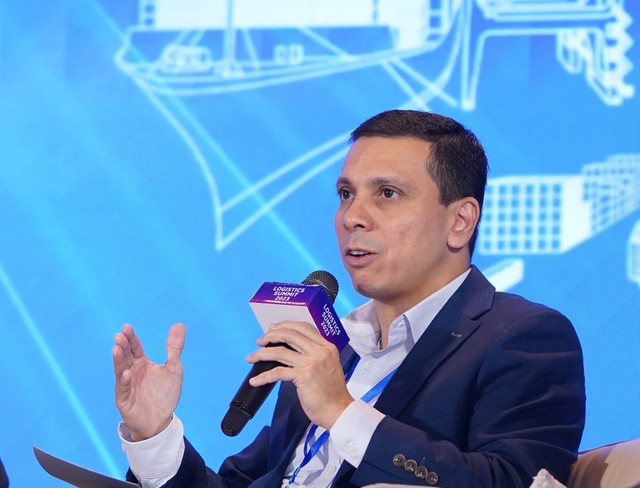 Ông Elias Abraham, Giám đốc điều hành Công ty Zim Intergrated Shipping trao đổi tại phiên thảo luận 1. Ảnh: Lê Toàn