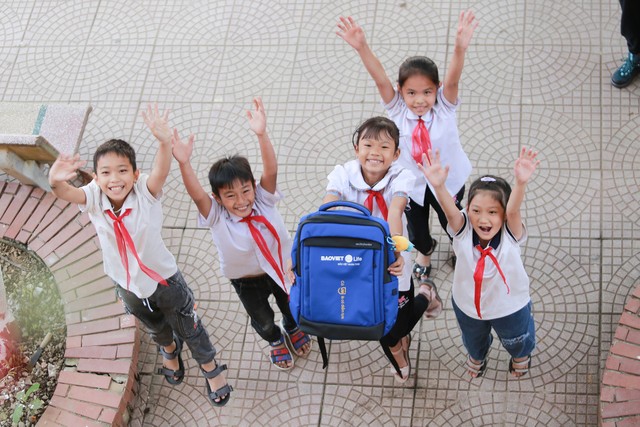 Nụ cười của các em học sinh khi nhận được những phần quà ý nghĩa của Bảo Việt Nhân thọ.