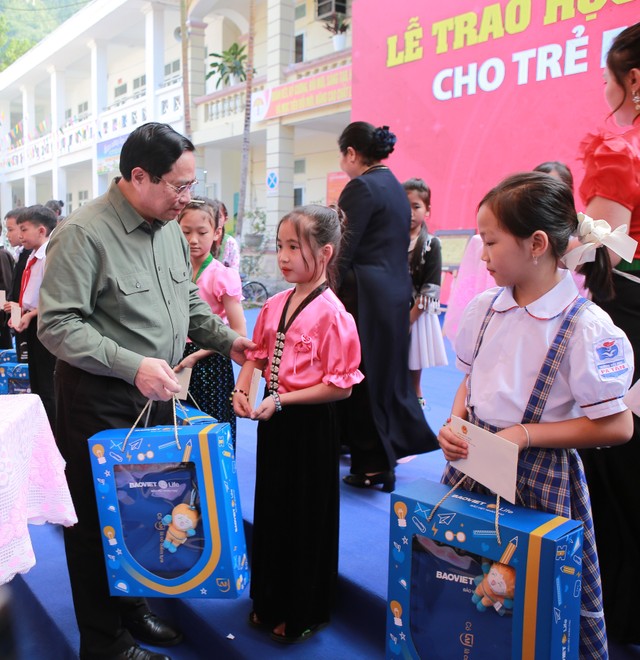 Thủ tướng trao tặng những suất học bổng và quà tặng ý nghĩa cho các em học sinh có hoàn cảnh khó khăn của tỉnh Lai Châu