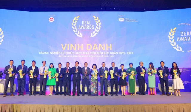 Ban Tổ chức trao kỷ niệm chương và tặng hoa vinh danh các doanh nghiệp có Chiến lược M&amp;A tiêu biểu giai đoạn 15 năm (2009 - 2023).