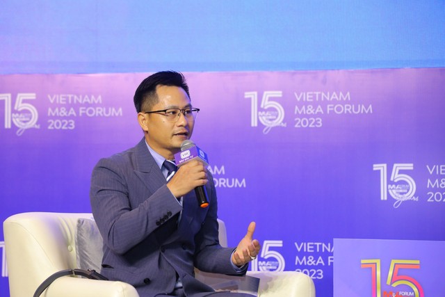 Ông Nguyễn Tiến Hòa, Luật sư cấp cao, Công ty ASL Law, người điều phối phiên 2 đặt câu hỏi dẫn đề cho các diễn giả.