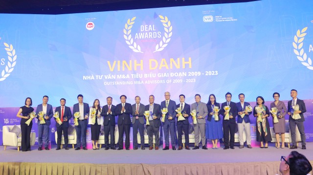 Ban tổ chức trao kỷ niệm chương và tặng hoa vinh danh các Nhà tư vấn M&amp;A tiêu biểu 15 năm (2009- 2023)