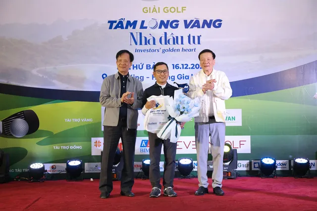 Sau hơn 6 giờ đồng hồ thi đấu, chiếc cúp vô địch đã được Ban tổ chức trao cho golfer Nguyễn Văn Thành, người có kết quả xuất sắc nhất trong số gần 150 golfer tham dự giải. Sau hơn 6 giờ đồng hồ thi đấu, chiếc cúp vô địch đã được Ban tổ chức trao cho golfer Nguyễn Văn Thành, người có kết quả xuất sắc nhất trong số gần 150 golfer tham dự giải.