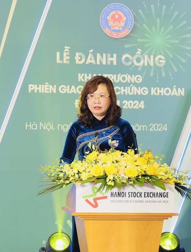 Bà Vũ Thị Chân Phương, Chủ tịch UBCKNN phát biểu tại Lễ đánh cồng