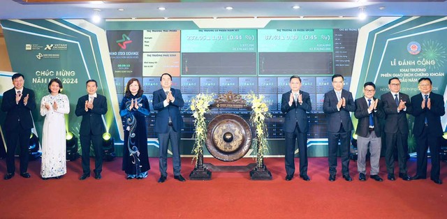 Thứ trưởng Bộ Tài chính Nguyễn Đức Chi thực hiện nghi thức đánh cồng khai trương phiên giao dịch đầu năm 2024 tại Sở GDCK Hà Nội