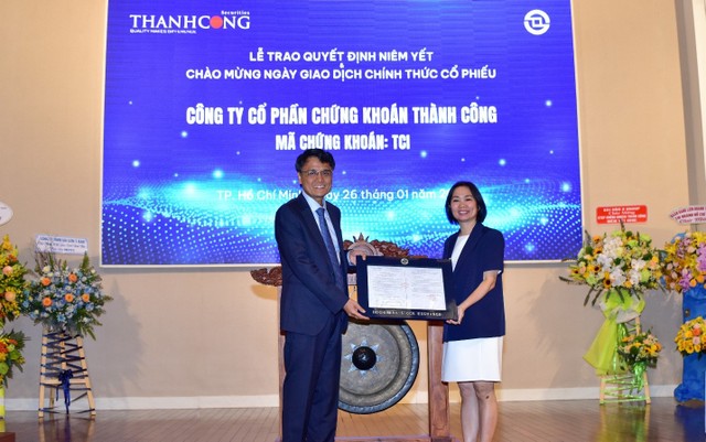 Ông Nguyễn Khánh Linh, Chủ tịch HĐQT Chứng khoán Thành Công nhận quyết định niêm yết từ bà Trần Anh Đào, Phó tổng giám đốc điều hành HoSE