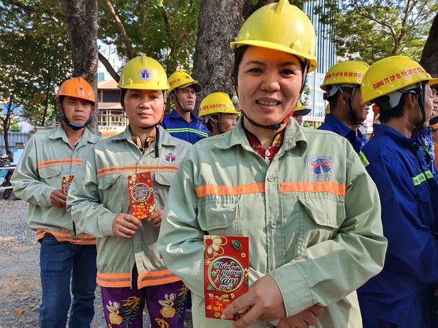 Các nữ công nhân trên công trình sẵn sáng nhận nhiệm vụ.