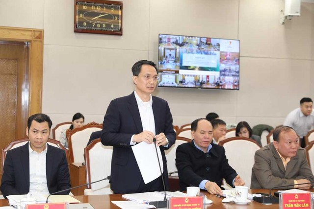 Ông Nguyễn Mạnh Cường, Giám đốc Sở Kế hoạch và Đầu tư báo cáo tình hình phát triển kinh tế - xã hội tháng 2/2024. Nguồn: Quảng Ninh Portal.