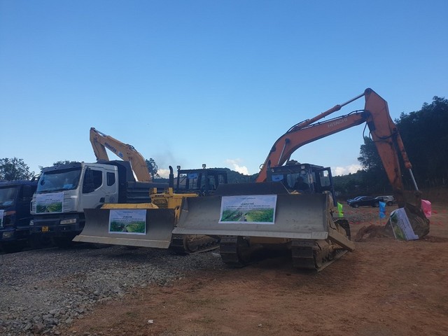 Các phương tiện, thiết bị thi công "khởi động" tại Lễ động thổ. Ảnh: Nhiệt Băng