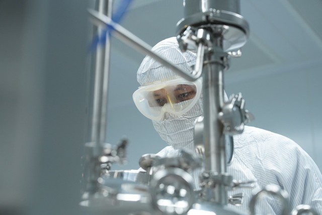 Nhân viên kiểm tra thông số và hoạt động của máy