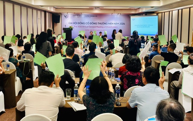 Các cổ đông biểu quyết thông qua các tờ trình của HĐQT Các cổ đông biểu quyết thông qua các tờ trình của HĐQT